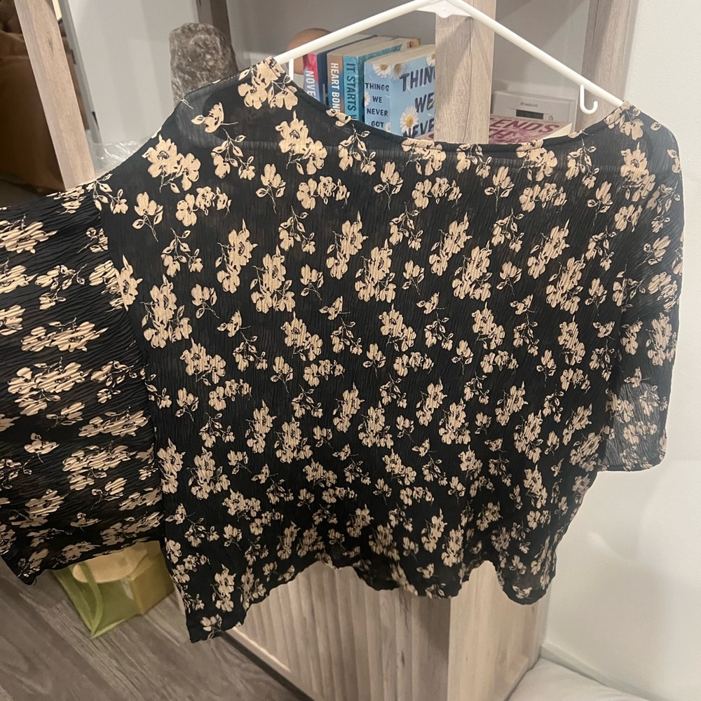 💰Black blouse with tan floral pattern